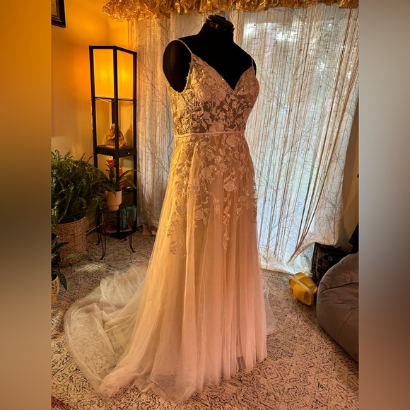 size 10 Enchanting by Mon Cheri Professionally dry cleaned in box. - Picture 7 of 10